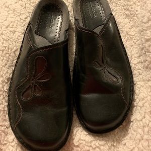 Clarks leather clogs